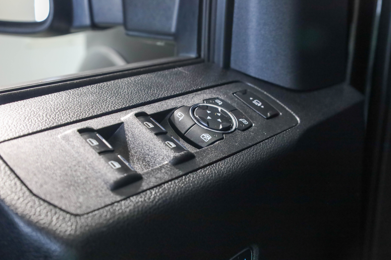 Ford Super Duty F-350 SRW Lariat 4WD Crew Cab 8' Box 2017