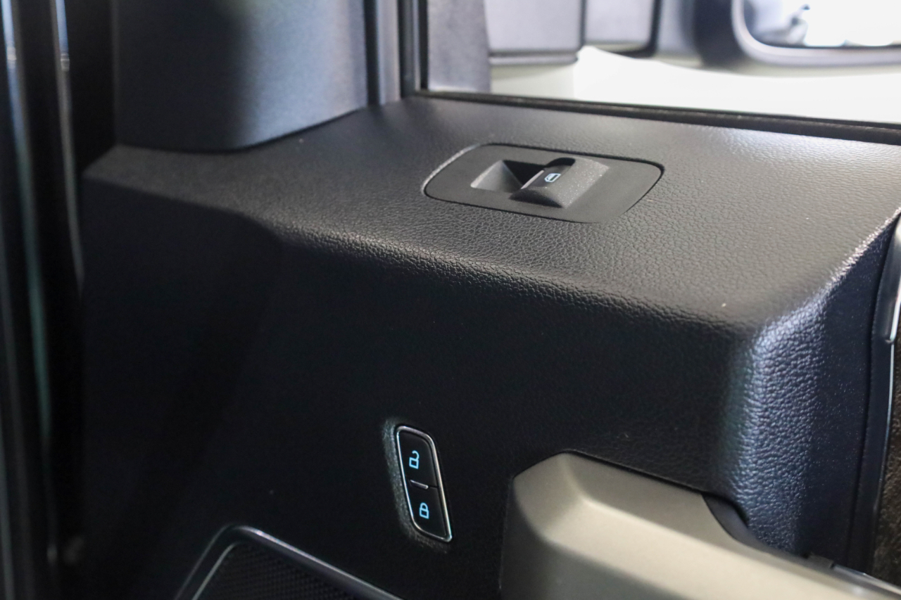 Ford Super Duty F-350 SRW Lariat 4WD Crew Cab 8' Box 2017