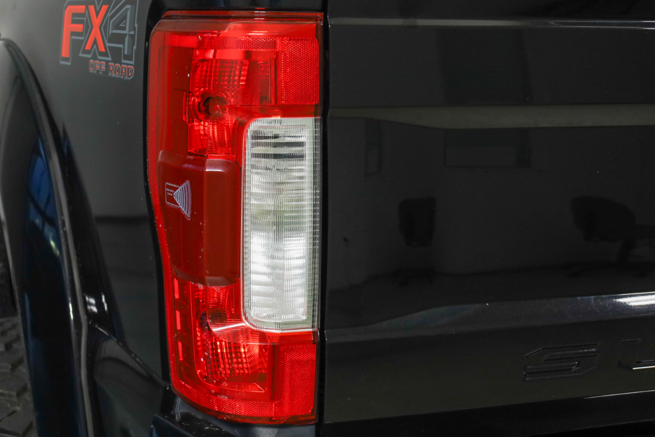 Ford Super Duty F-350 SRW Lariat 4WD Crew Cab 8' Box 2017