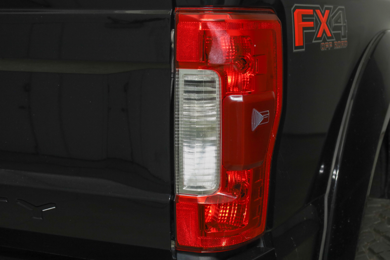 Ford Super Duty F-350 SRW Lariat 4WD Crew Cab 8' Box 2017