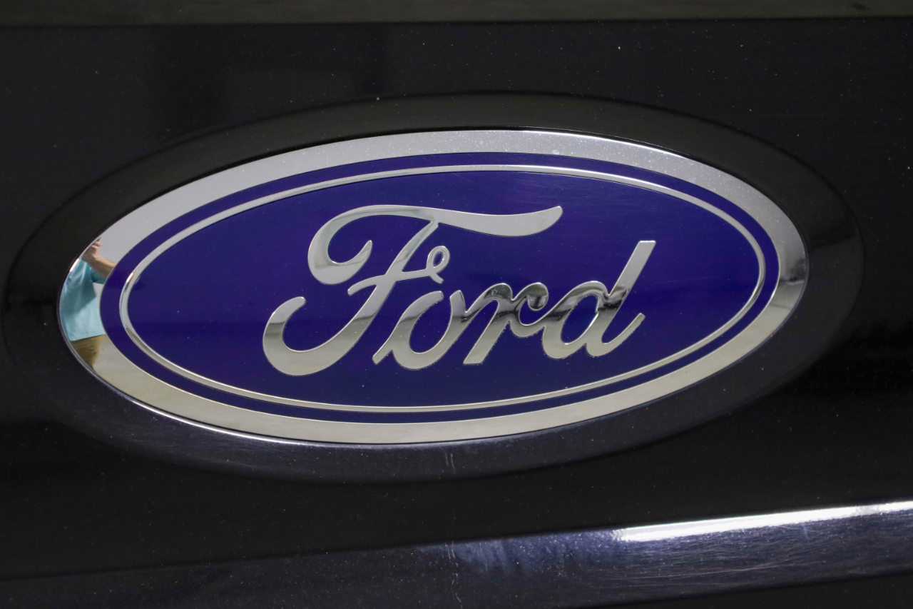 Ford Super Duty F-350 SRW Lariat 4WD Crew Cab 8' Box 2017