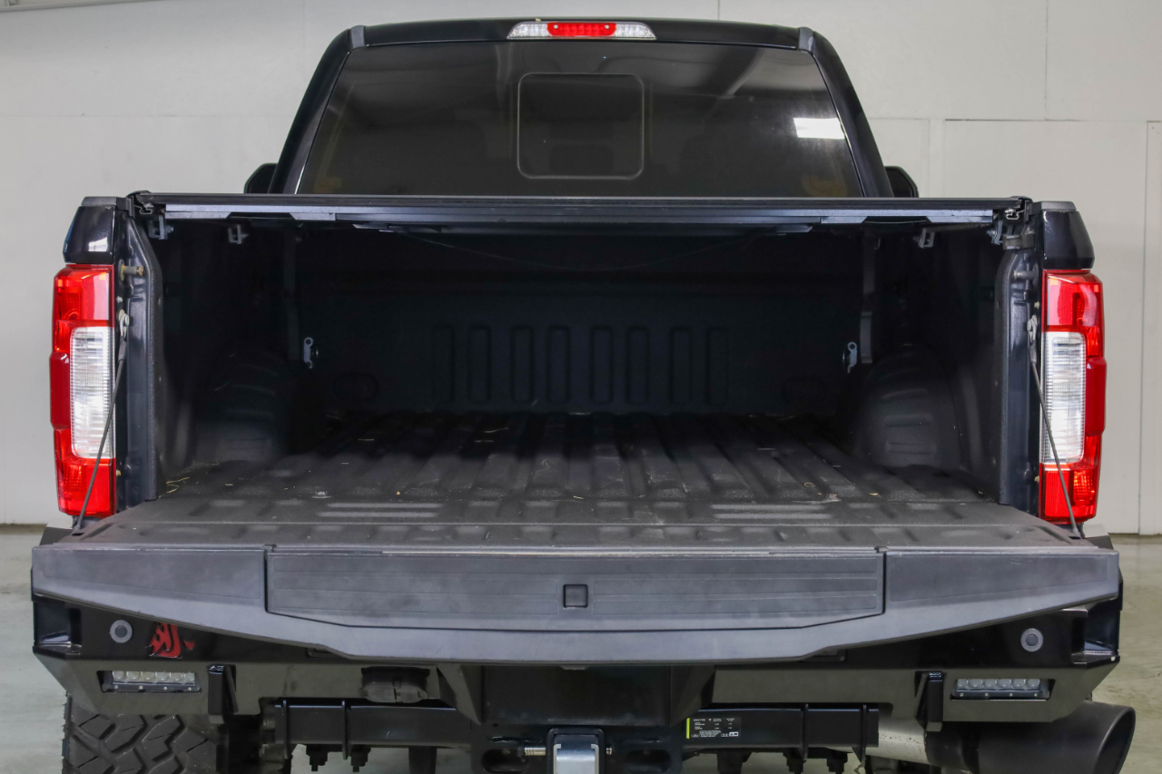 Ford Super Duty F-350 SRW Lariat 4WD Crew Cab 8' Box 2017