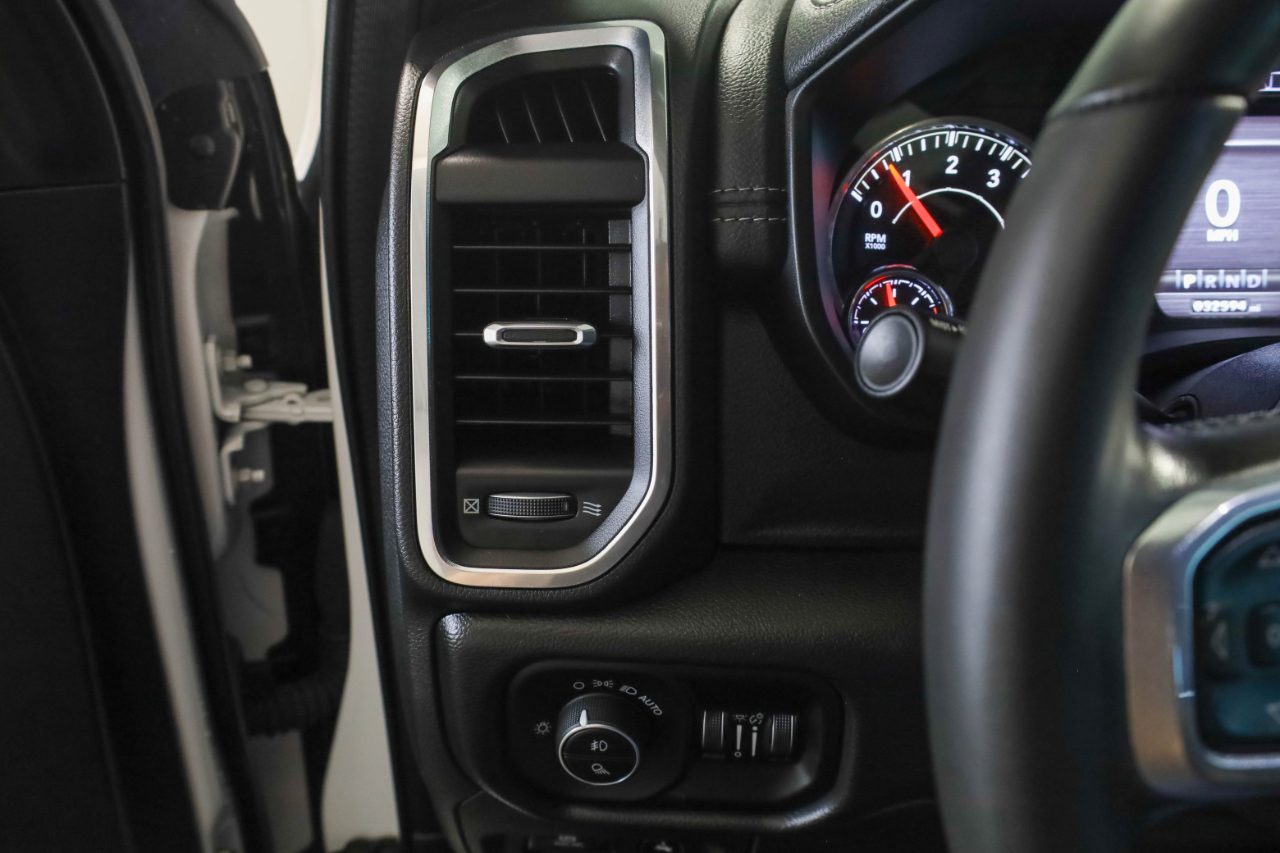 RAM 1500 Laramie 4x4 Crew Cab 5'7" Box 2022