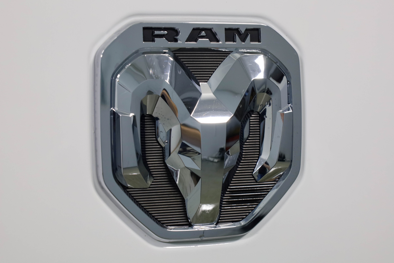 RAM 1500 Laramie 4x4 Crew Cab 5'7" Box 2022