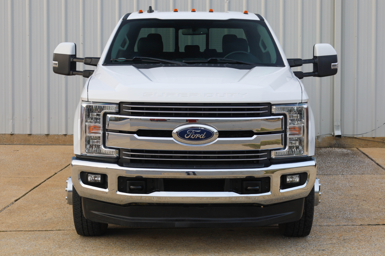 Ford Super Duty F-350 DRW Crew Cab 176" WB Lariat 4WD 2019