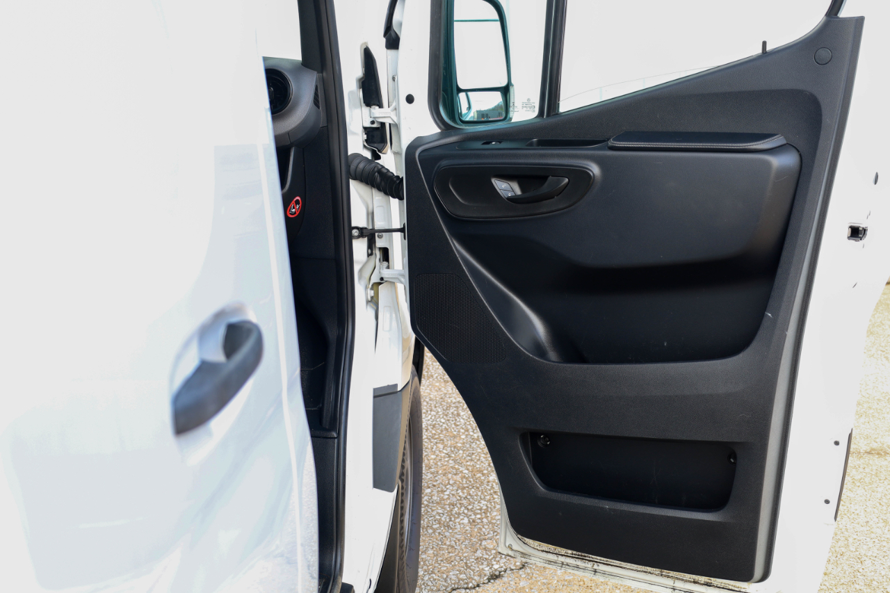 Mercedes-Benz Sprinter Cargo Van 2500 Standard Roof I4 144" RWD 2022