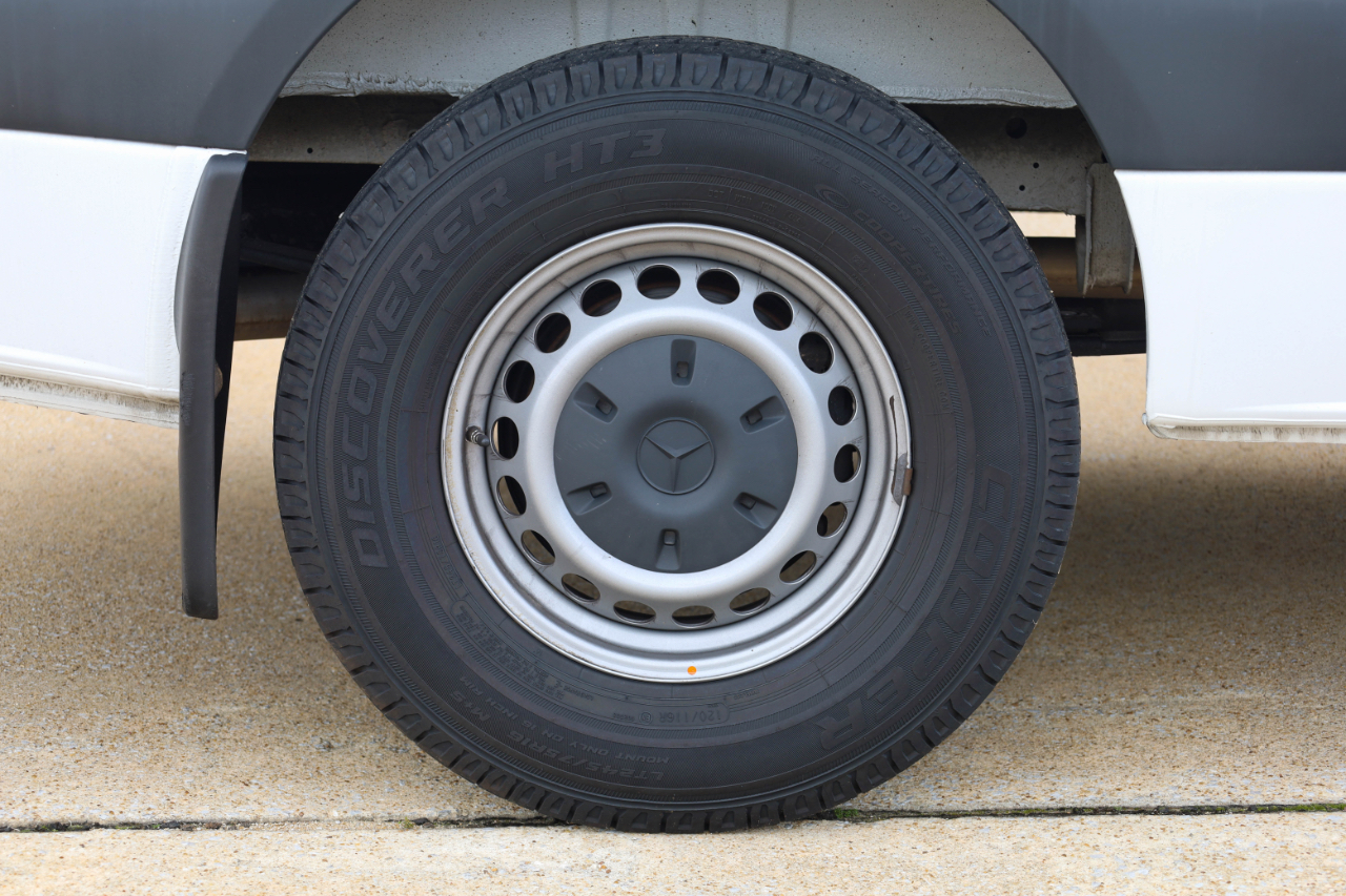 Mercedes-Benz Sprinter Cargo Van 2500 Standard Roof I4 144" RWD 2022