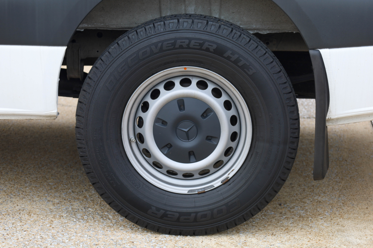 Mercedes-Benz Sprinter Cargo Van 2500 Standard Roof I4 144" RWD 2022