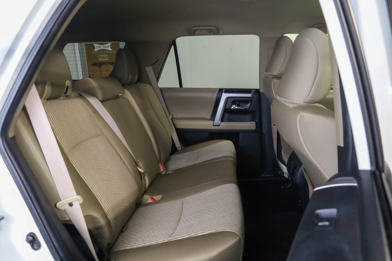 Toyota 4Runner SR5 2WD (Natl) 2017