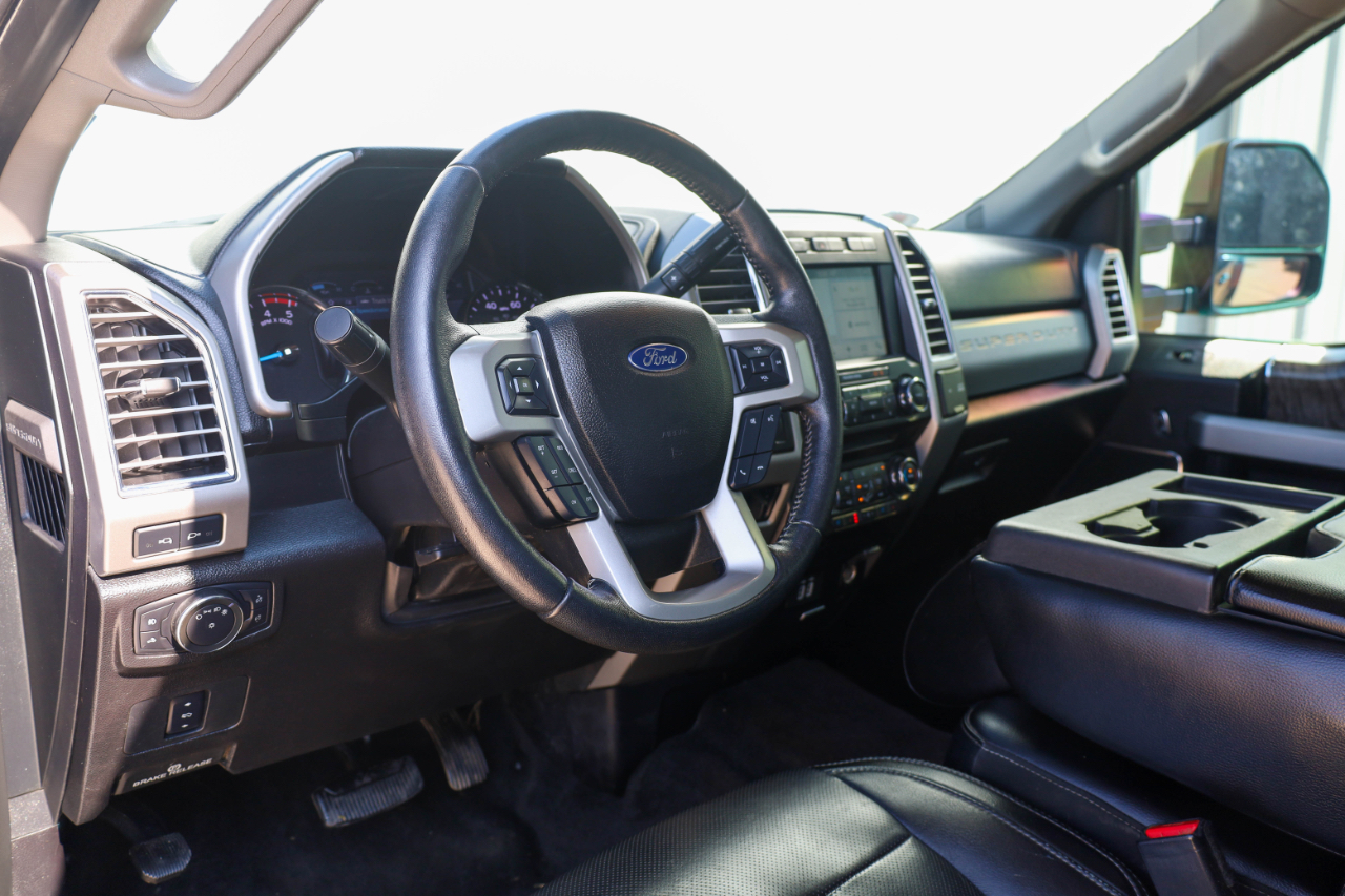 Ford Super Duty F-350 DRW Lariat 4WD Crew Cab 8' Box 2017