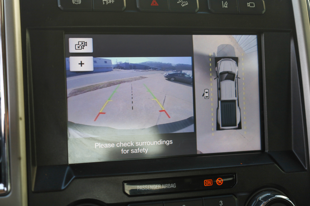 Ford Super Duty F-350 DRW Lariat 4WD Crew Cab 8' Box 2017