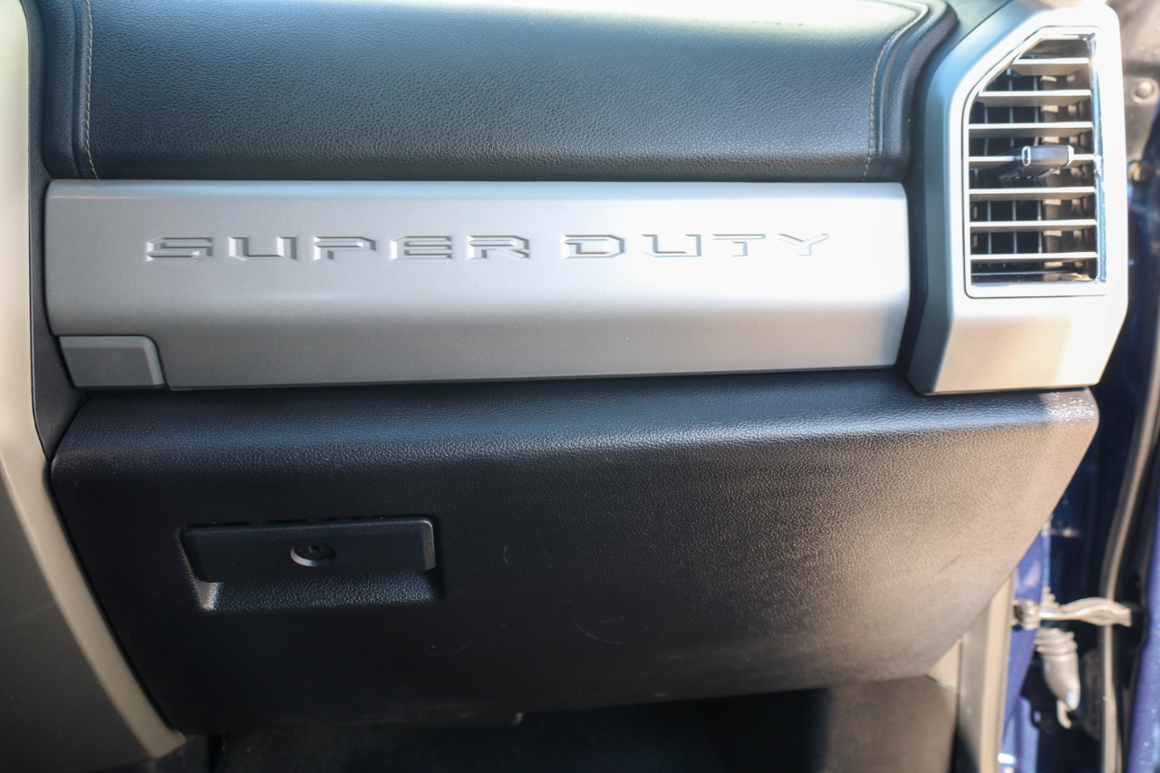 Ford Super Duty F-350 DRW Lariat 4WD Crew Cab 8' Box 2017