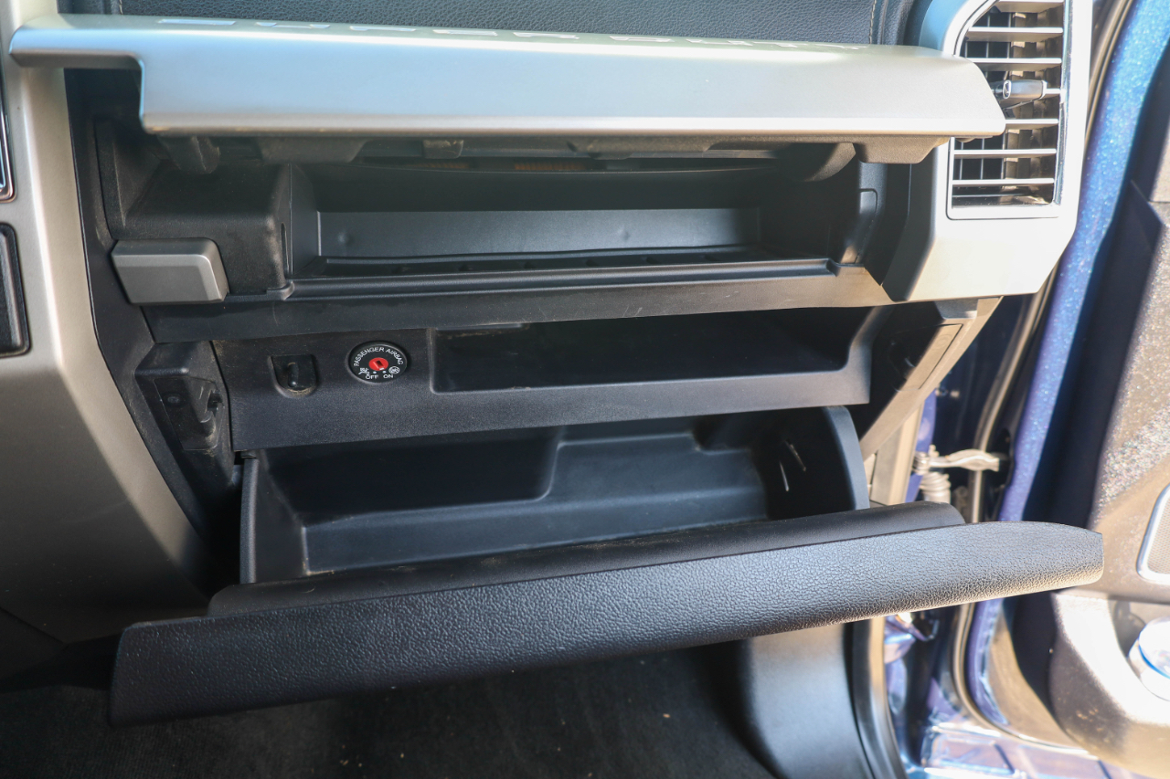 Ford Super Duty F-350 DRW Lariat 4WD Crew Cab 8' Box 2017