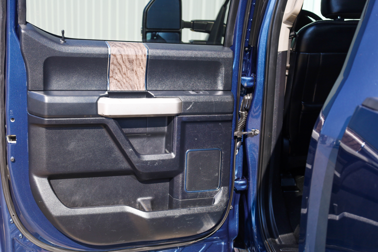 Ford Super Duty F-350 DRW Lariat 4WD Crew Cab 8' Box 2017