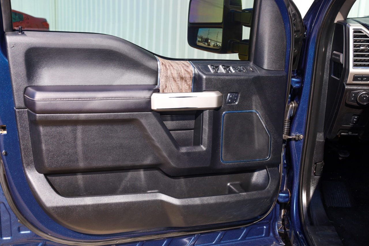 Ford Super Duty F-350 DRW Lariat 4WD Crew Cab 8' Box 2017