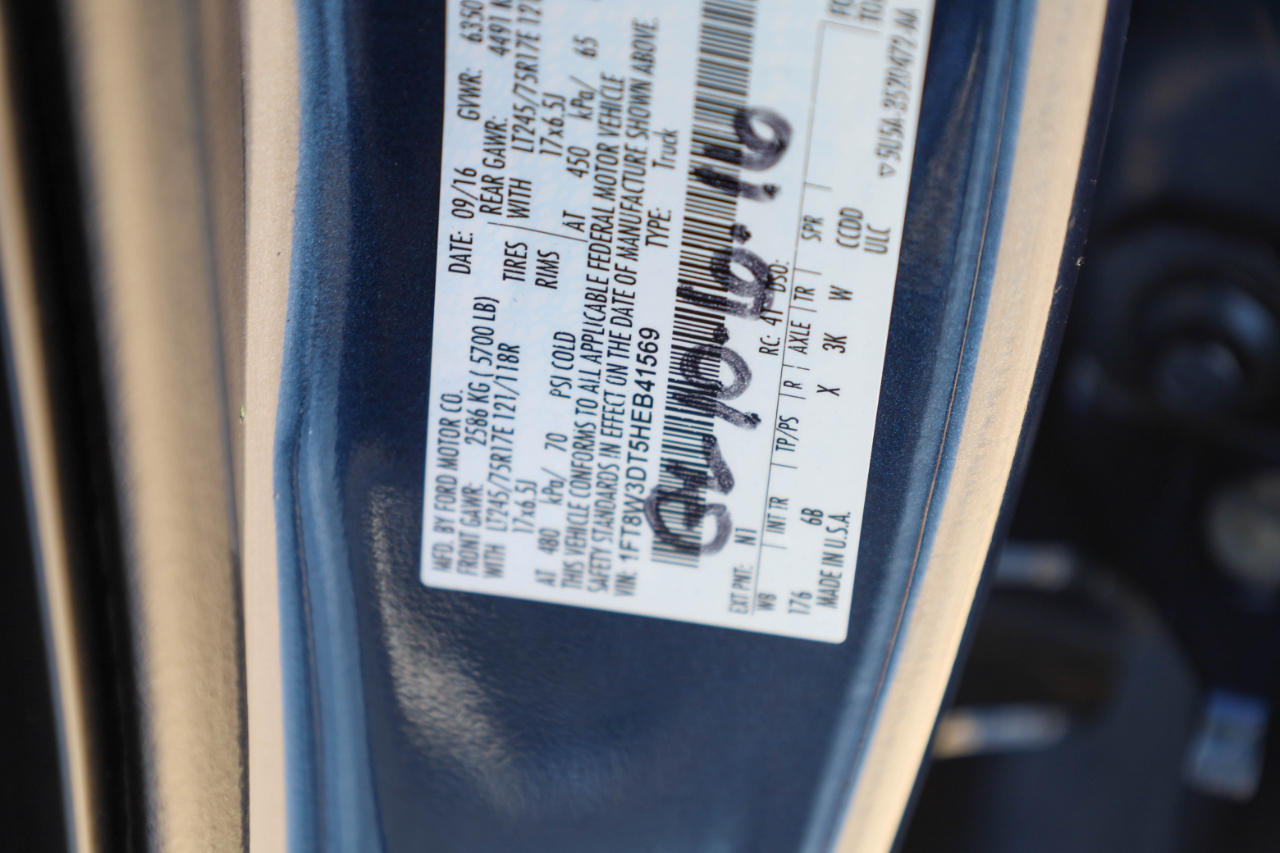 Ford Super Duty F-350 DRW Lariat 4WD Crew Cab 8' Box 2017