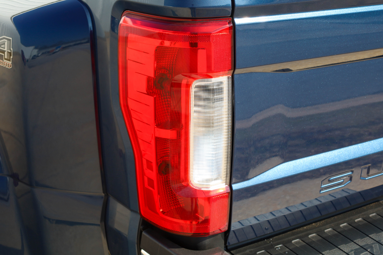 Ford Super Duty F-350 DRW Lariat 4WD Crew Cab 8' Box 2017