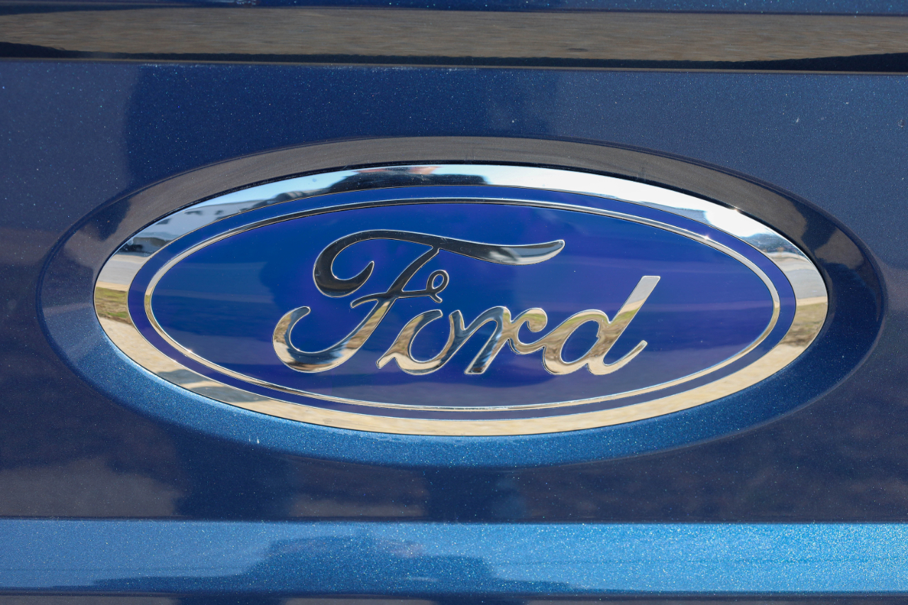 Ford Super Duty F-350 DRW Lariat 4WD Crew Cab 8' Box 2017