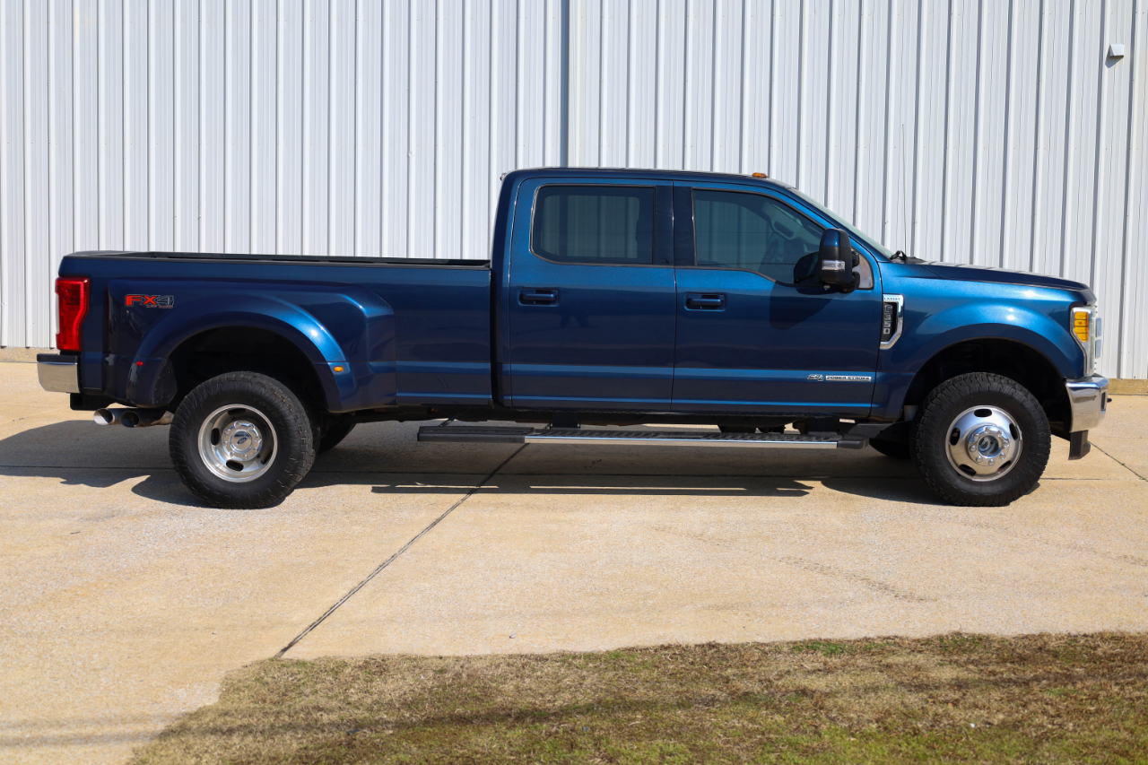 Ford Super Duty F-350 DRW Lariat 4WD Crew Cab 8' Box 2017