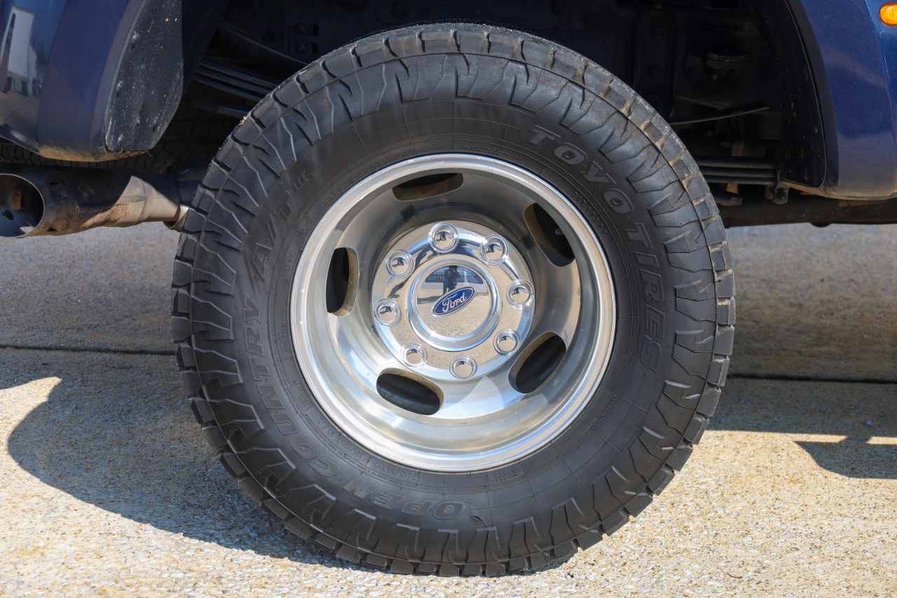 Ford Super Duty F-350 DRW Lariat 4WD Crew Cab 8' Box 2017