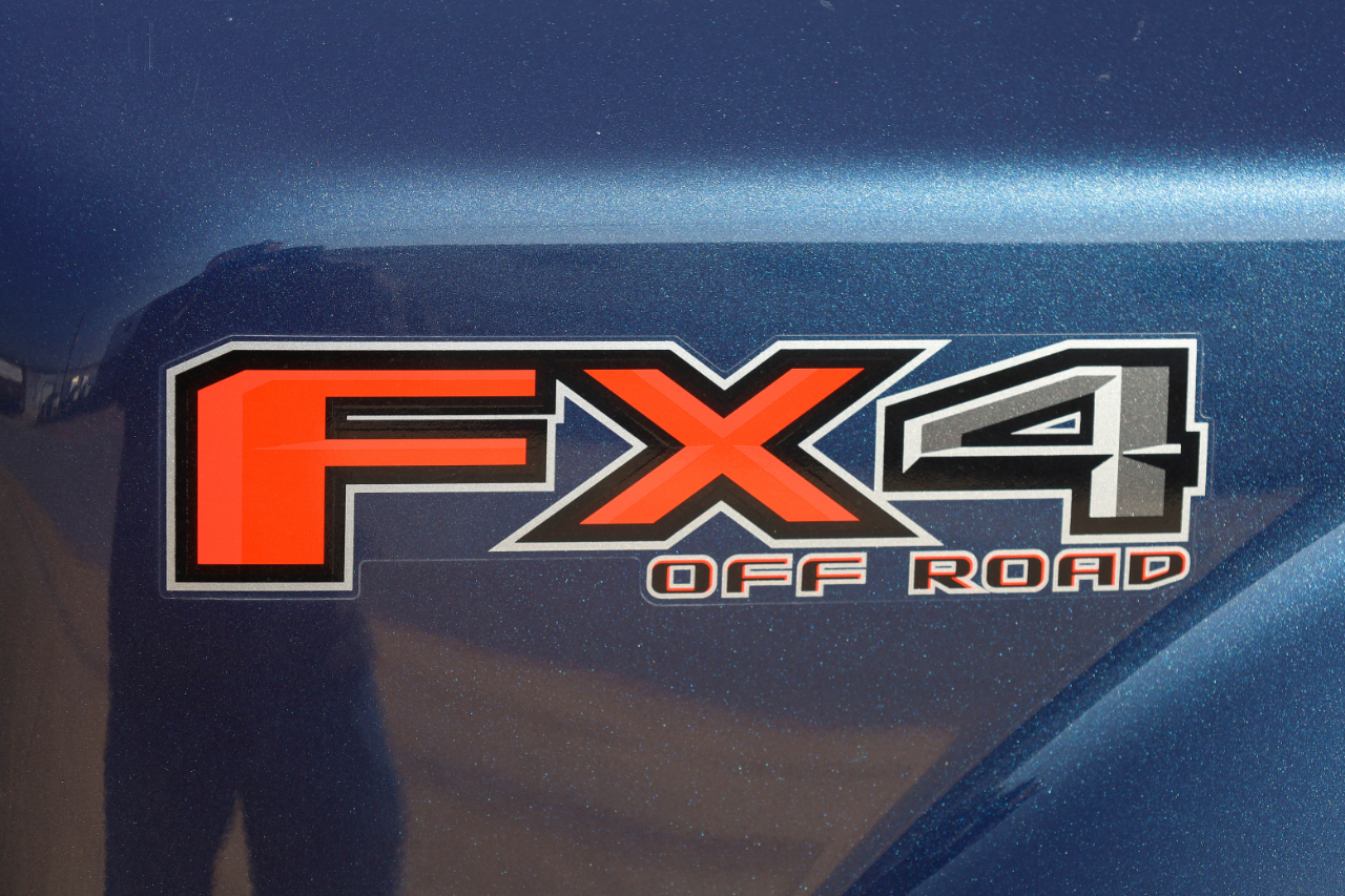 Ford Super Duty F-350 DRW Lariat 4WD Crew Cab 8' Box 2017