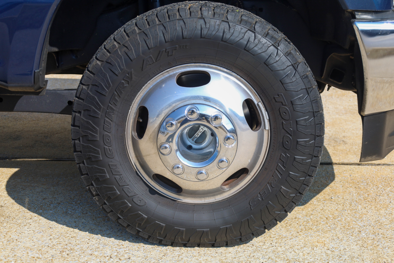 Ford Super Duty F-350 DRW Lariat 4WD Crew Cab 8' Box 2017