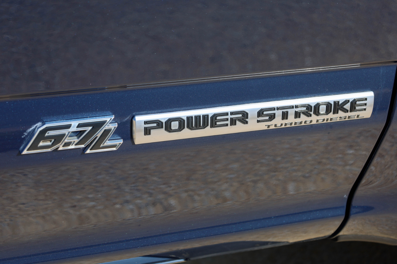 Ford Super Duty F-350 DRW Lariat 4WD Crew Cab 8' Box 2017