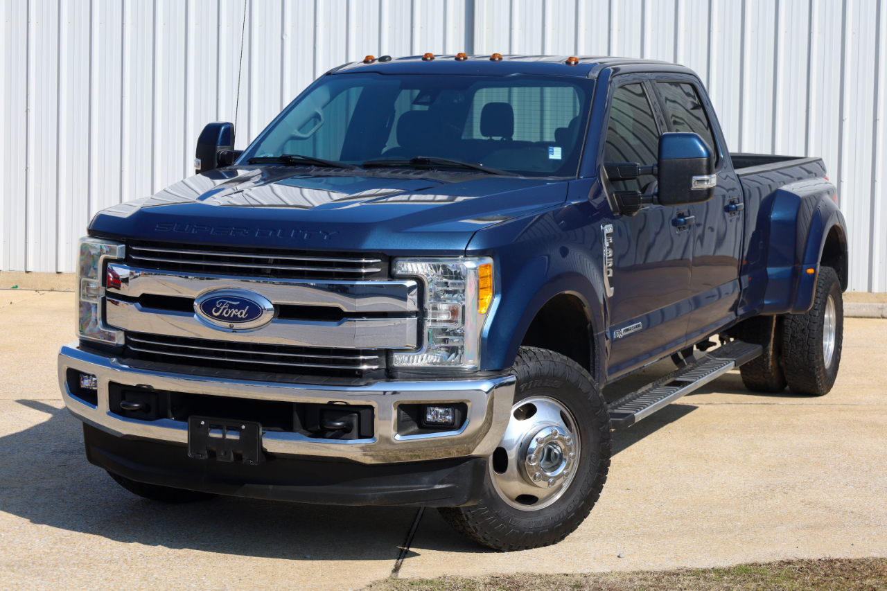 Ford Super Duty F-350 DRW Lariat 4WD Crew Cab 8' Box 2017