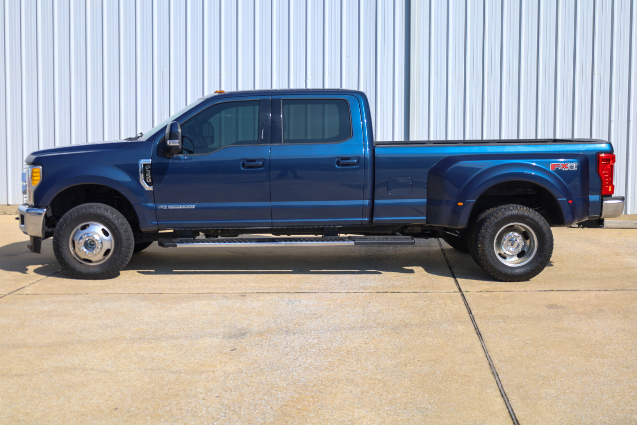 Ford Super Duty F-350 DRW Lariat 4WD Crew Cab 8' Box 2017