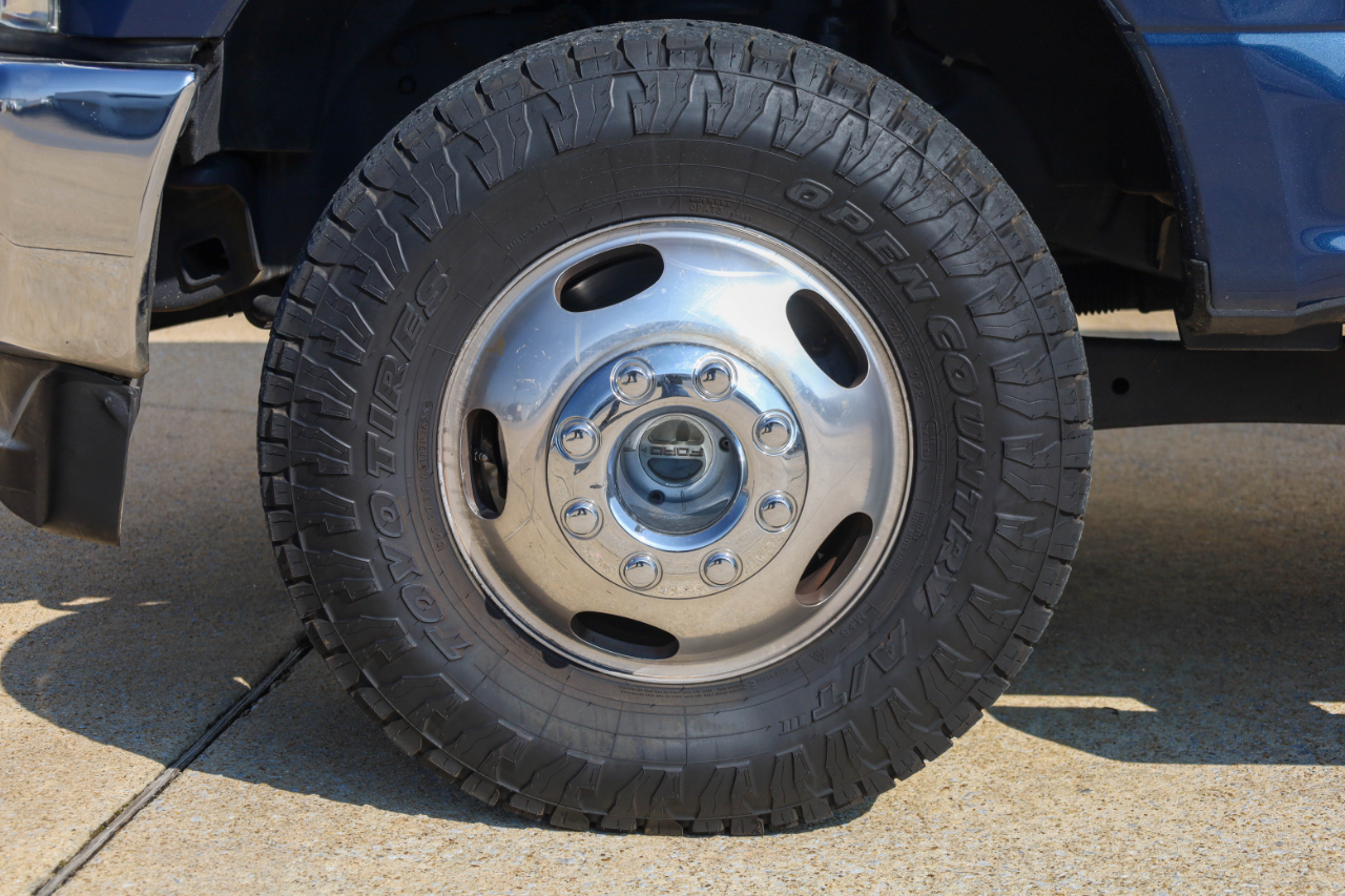 Ford Super Duty F-350 DRW Lariat 4WD Crew Cab 8' Box 2017