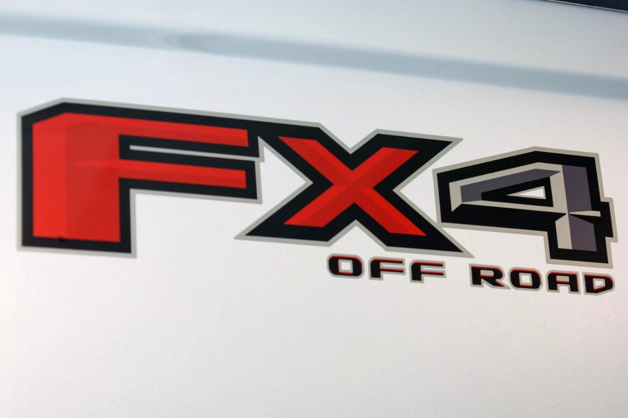 Ford Super Duty F-350 SRW 4WD Crew Cab 172" Lariat 2016