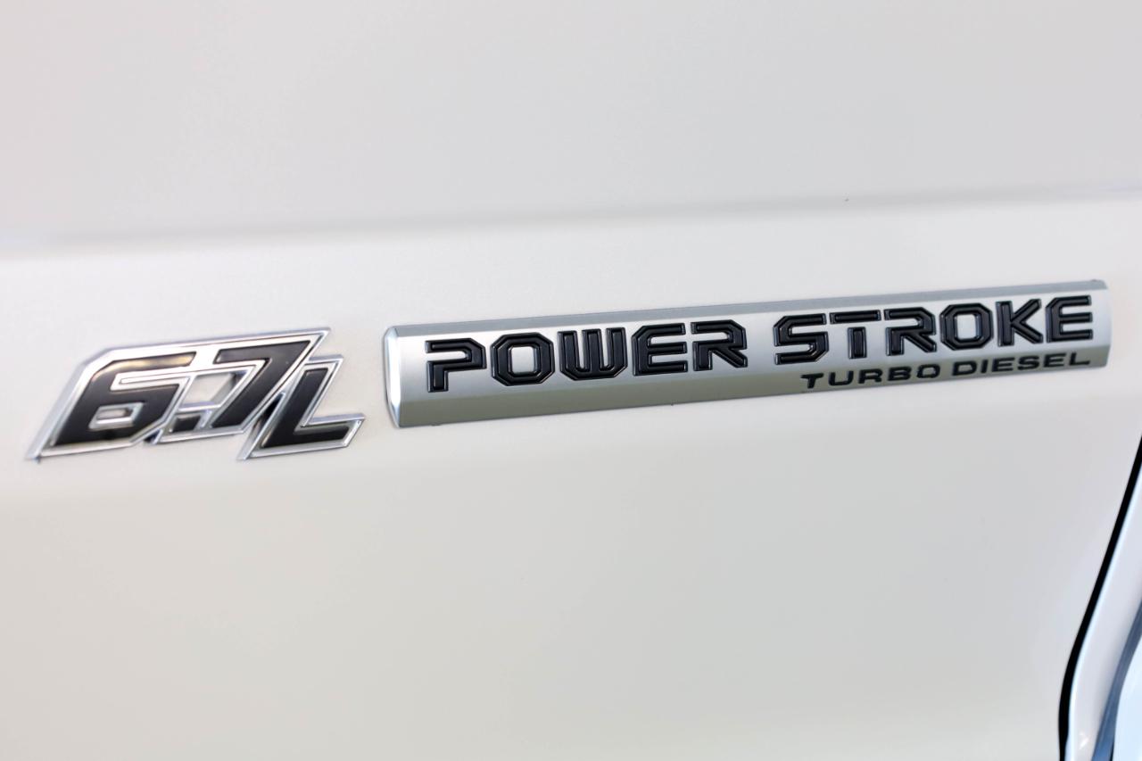 Ford Super Duty F-250 SRW Platinum 4WD Crew Cab 8' Box 2017