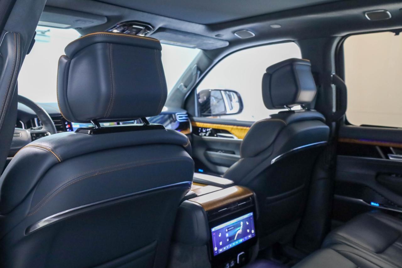 Jeep Grand Wagoneer photo 17