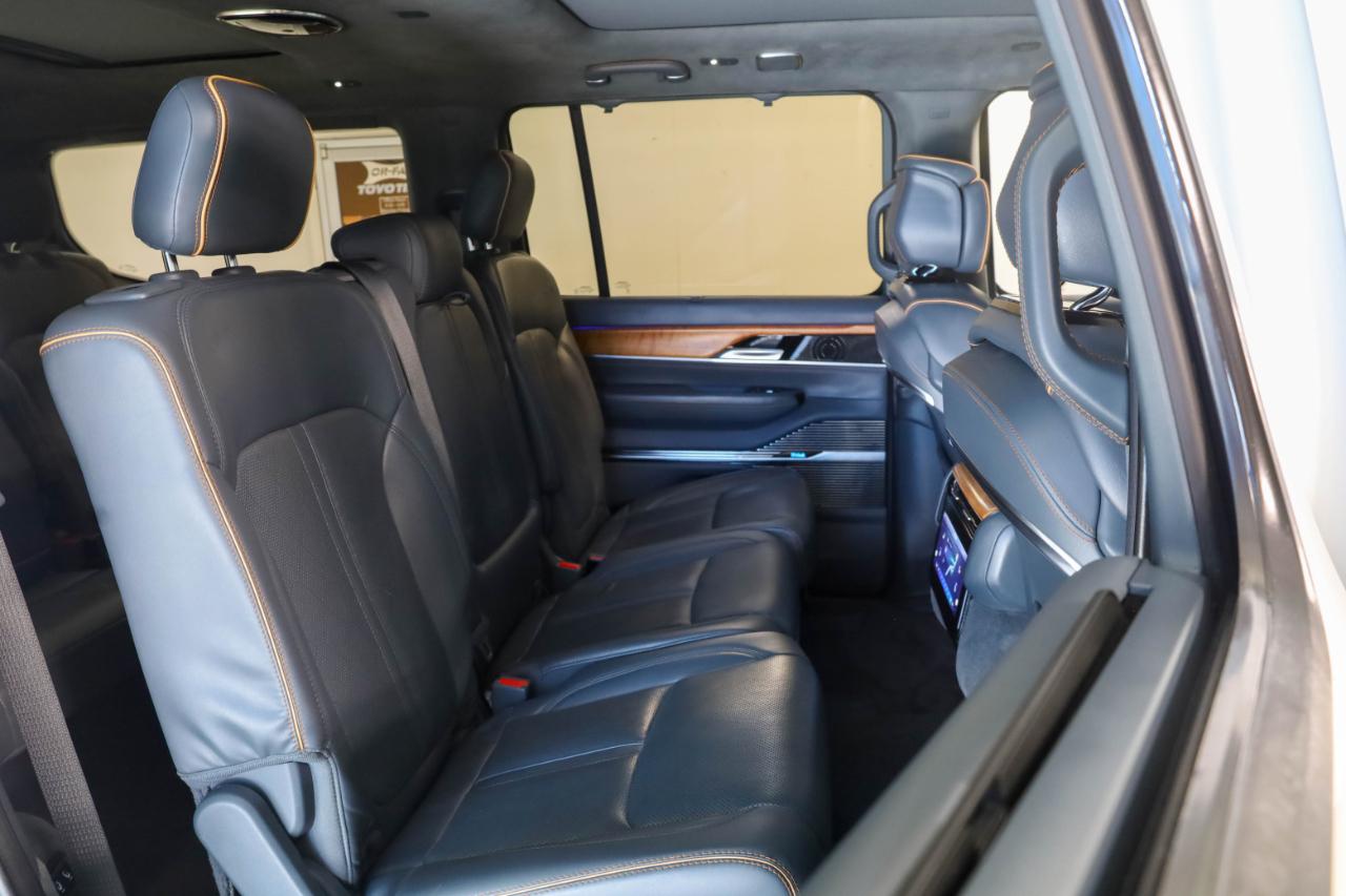 Jeep Grand Wagoneer photo 20