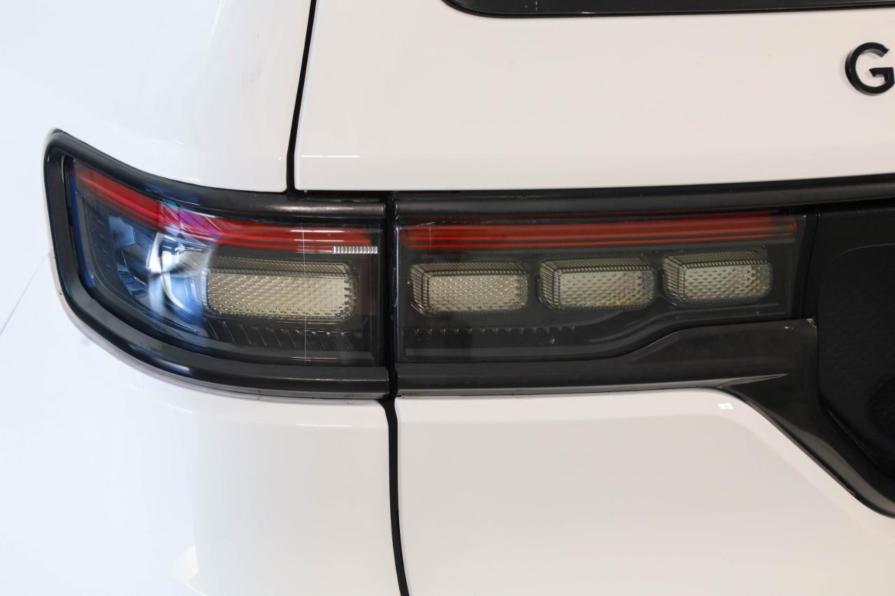 Jeep Grand Wagoneer photo 19