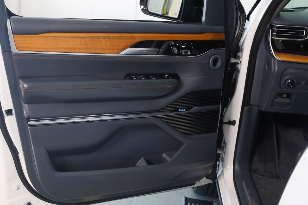 Jeep Grand Wagoneer photo 40
