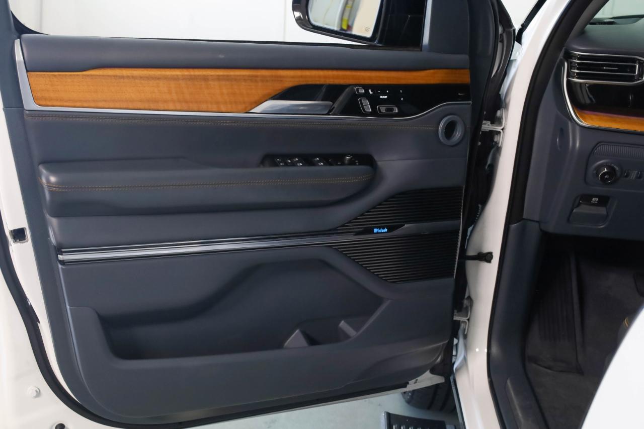 Jeep Grand Wagoneer photo 33