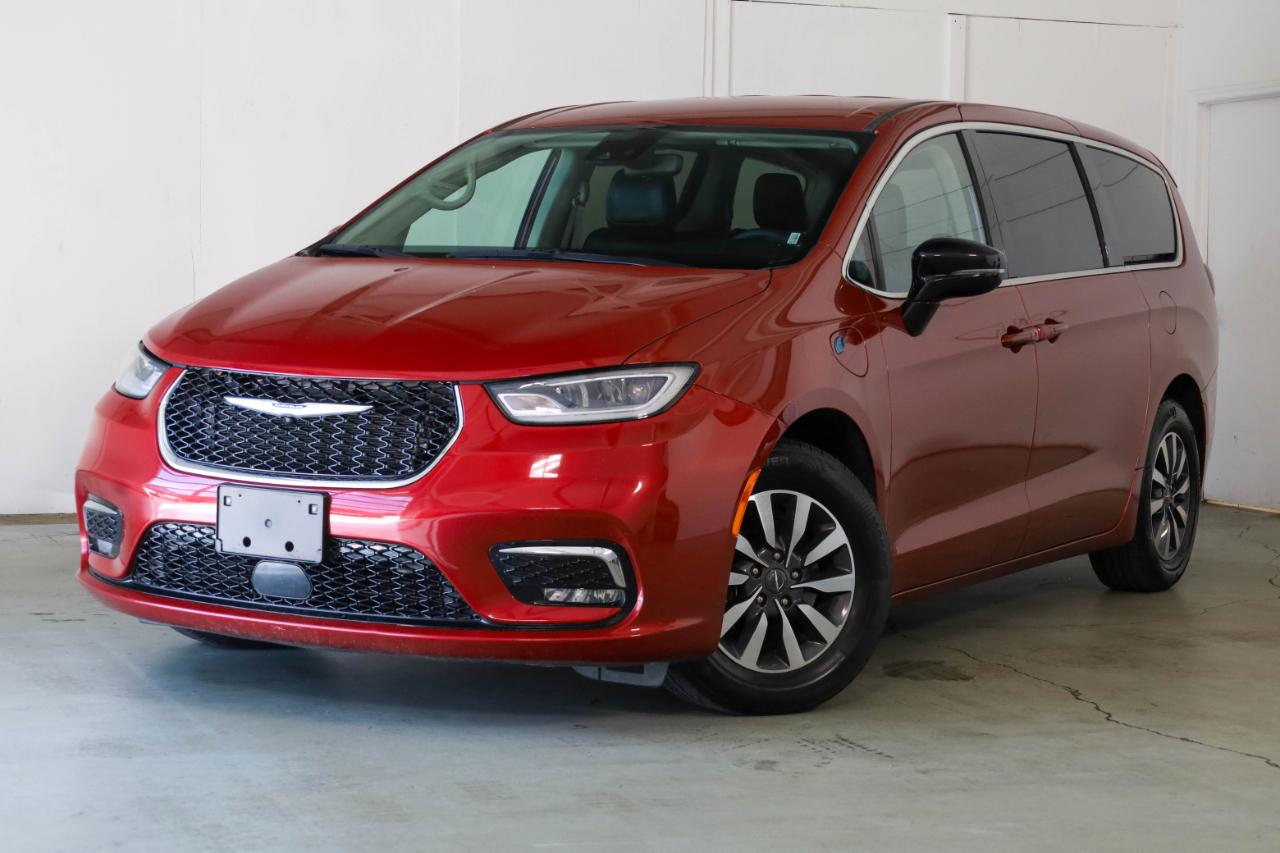 Chrysler Pacifica photo 2