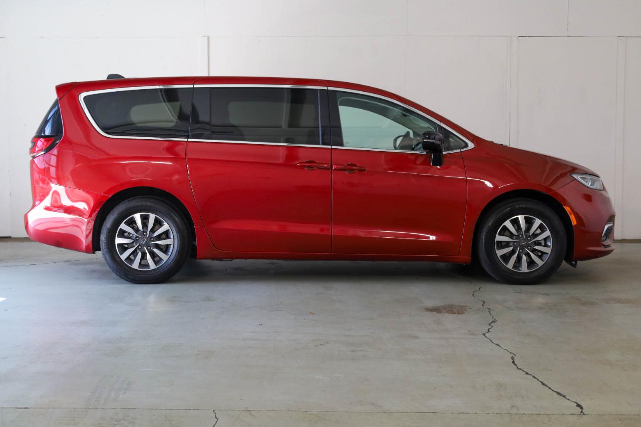 Chrysler Pacifica photo 4