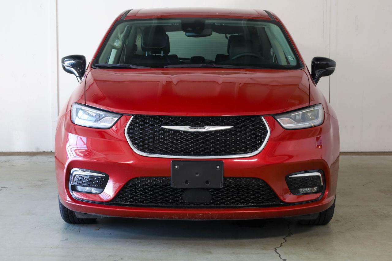 Chrysler Pacifica photo 3