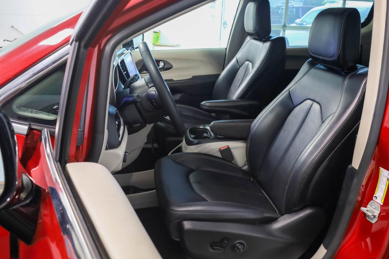 Chrysler Pacifica photo 12