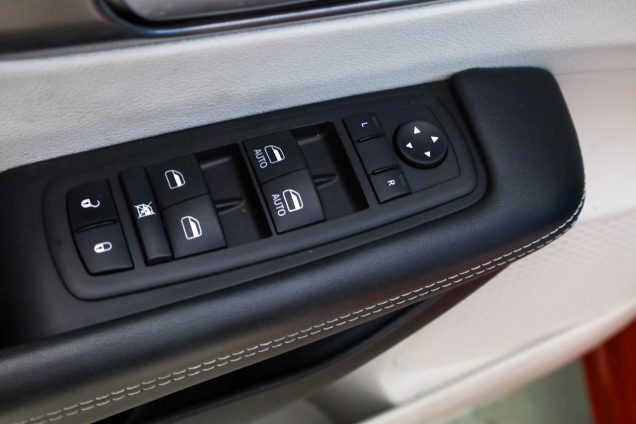 Chrysler Pacifica photo 35