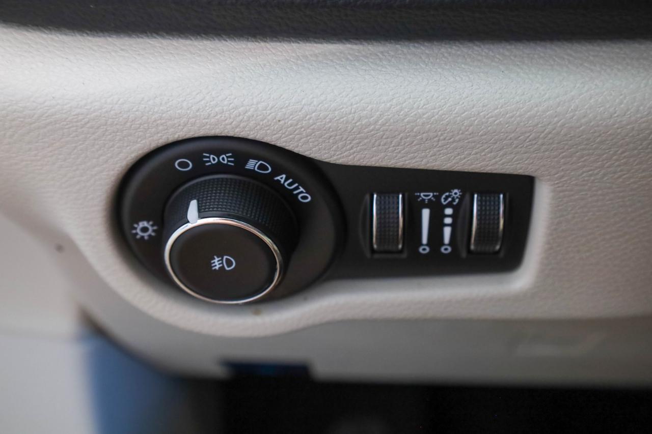 Chrysler Pacifica photo 36