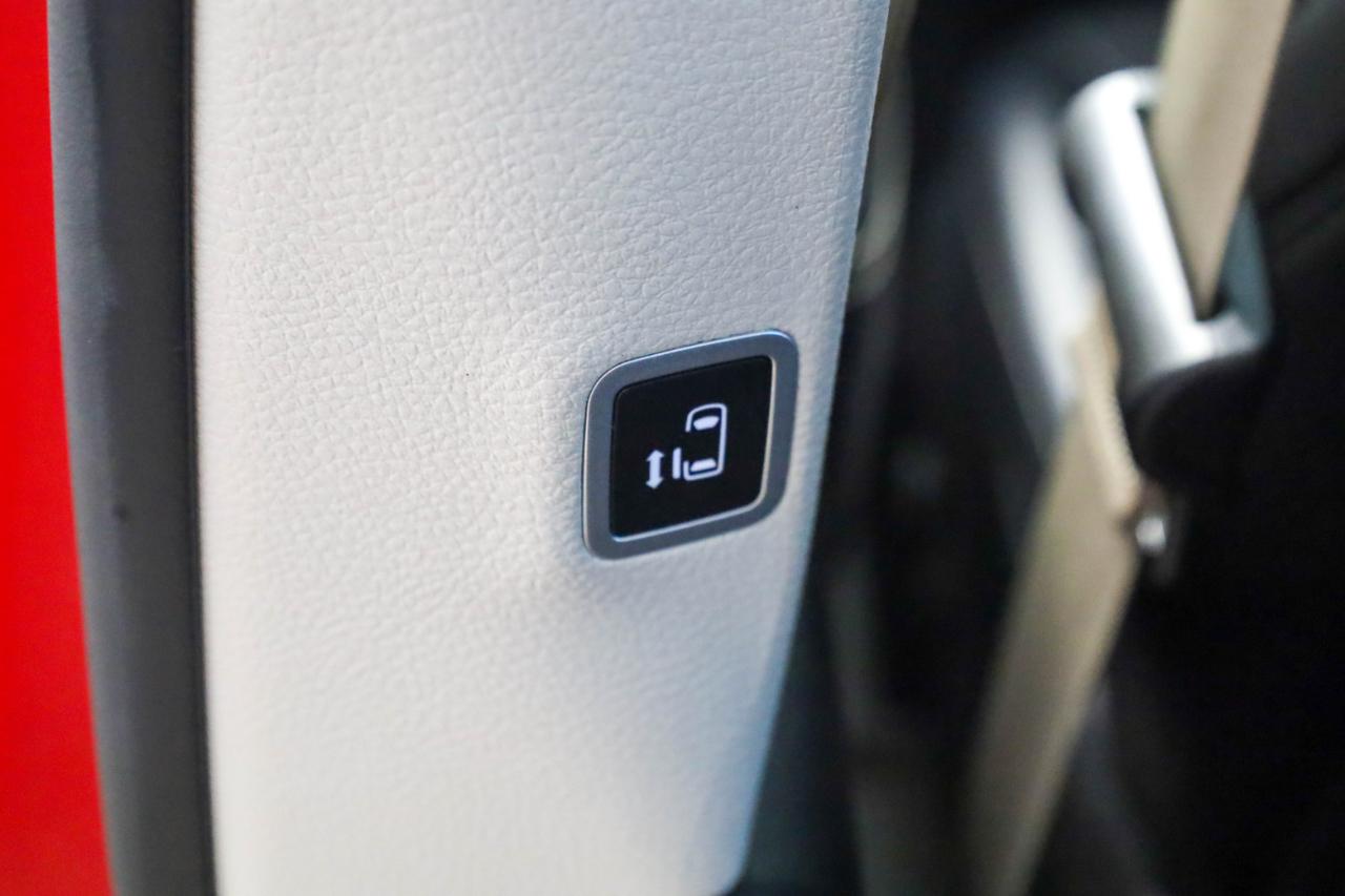 Chrysler Pacifica photo 32