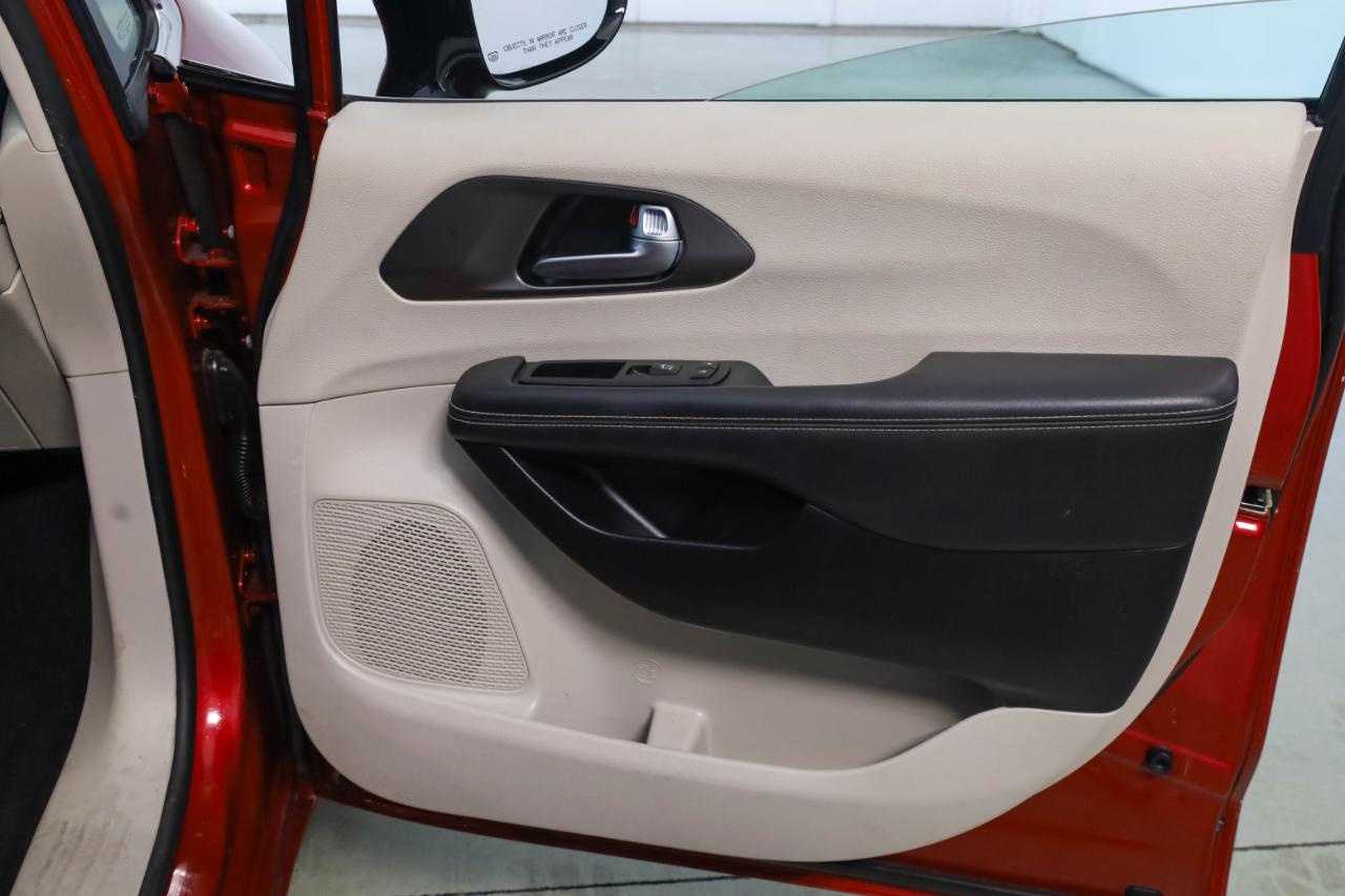 Chrysler Pacifica photo 45