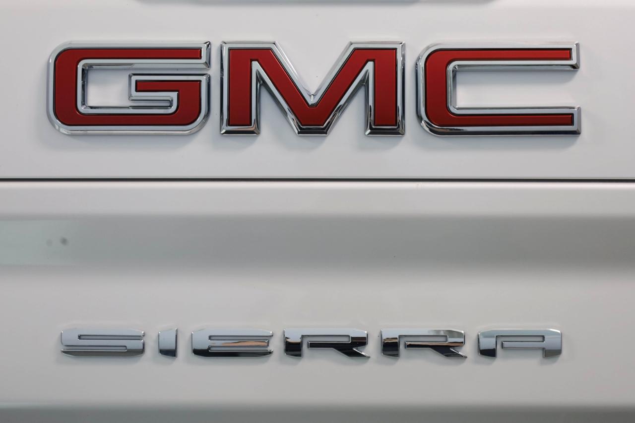 GMC Sierra 3500 SLT Crew Cab 4WD DRW 2023