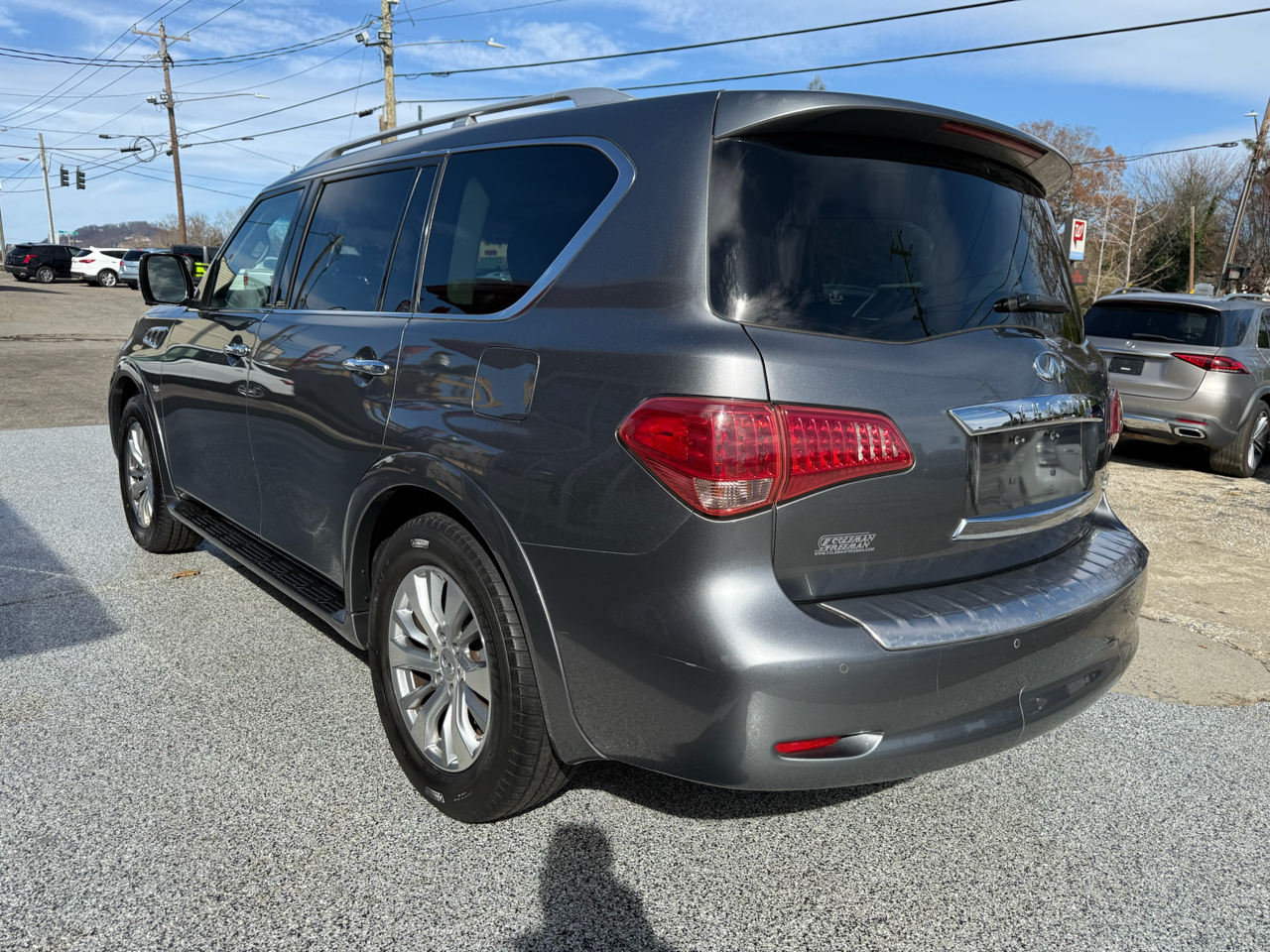2017 Infiniti QX80 photo 2