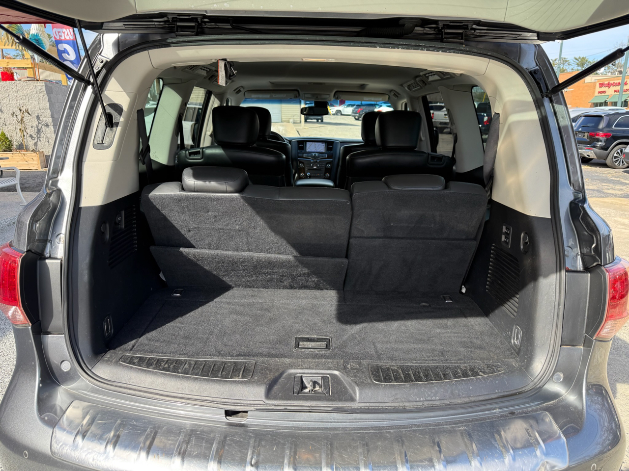 2017 Infiniti QX80 photo 4