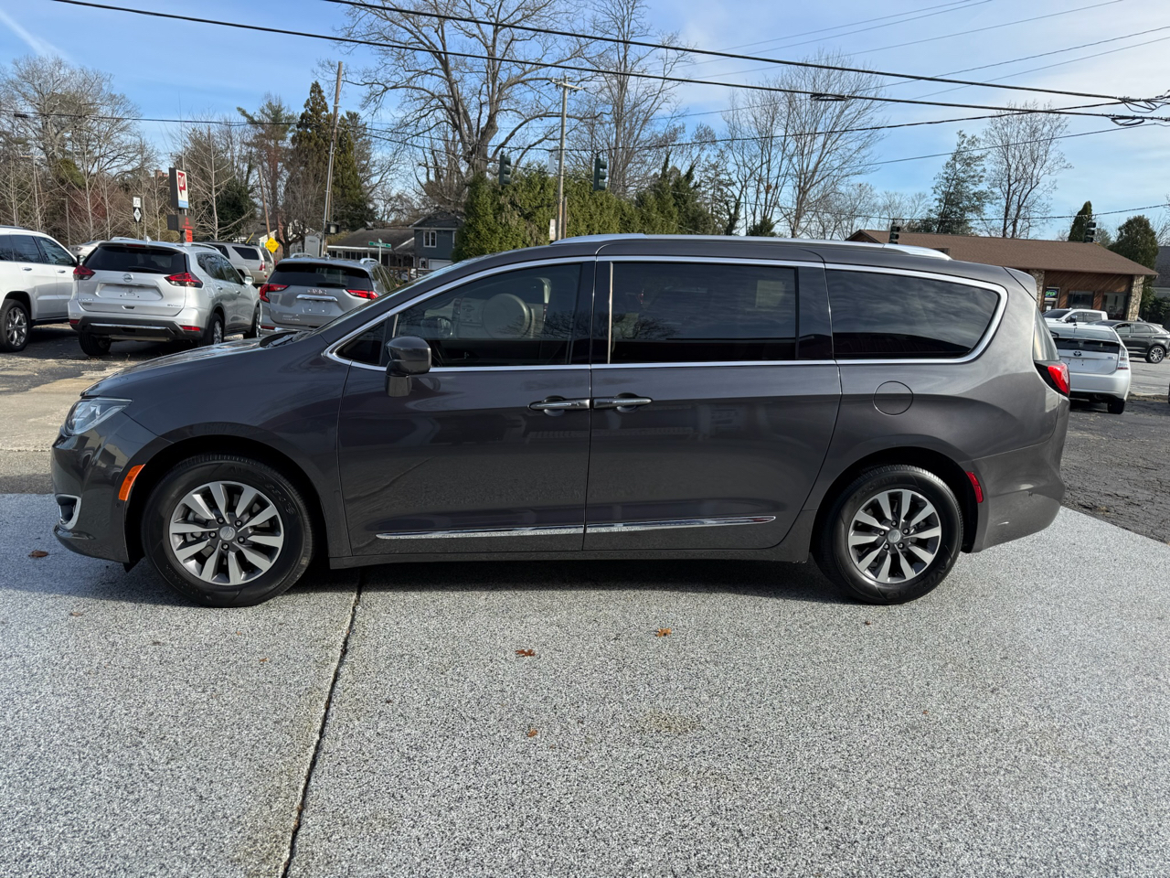 2020 Chrysler Pacifica Touring Plus photo 2
