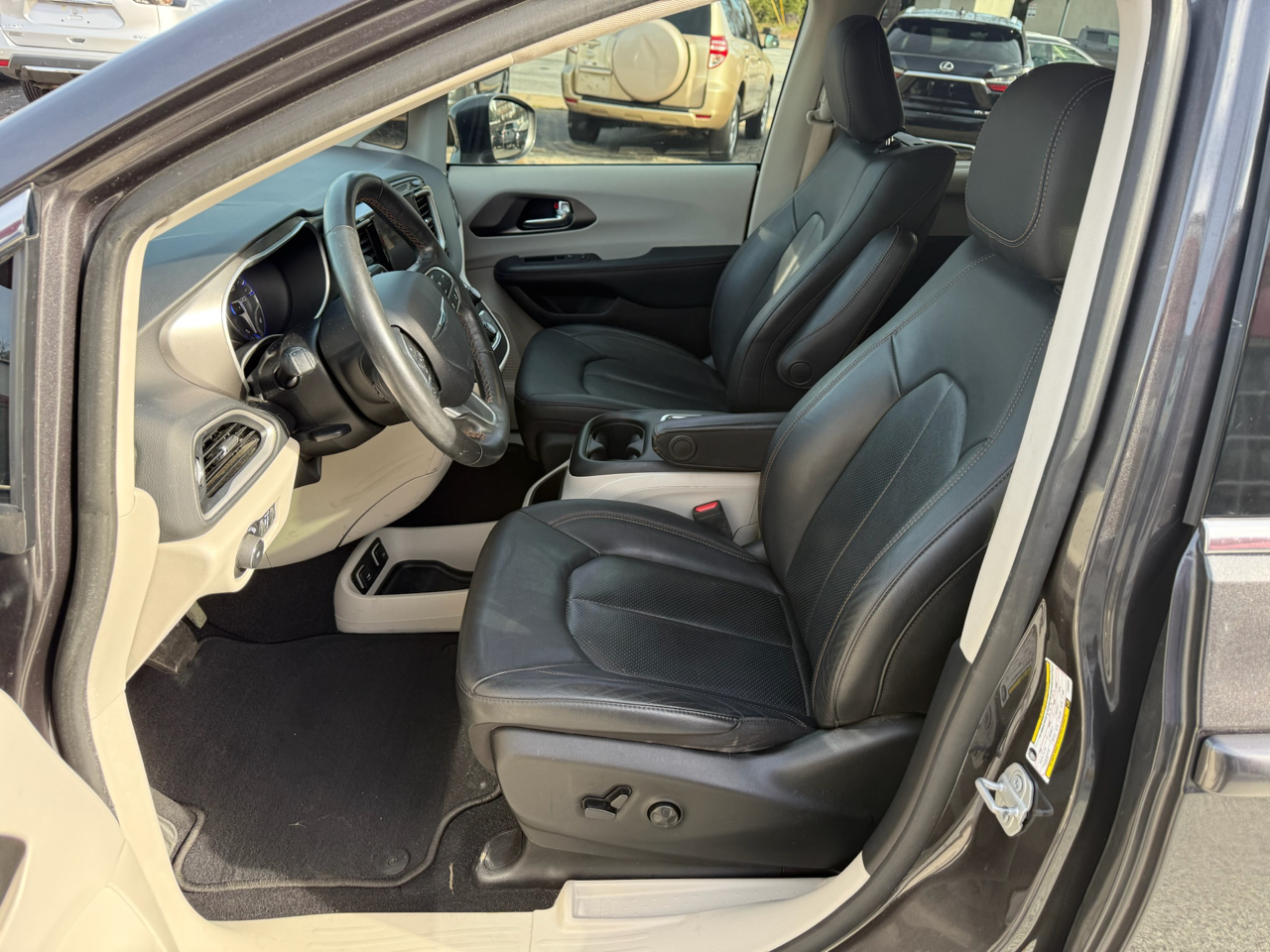 2020 Chrysler Pacifica Touring Plus photo 3